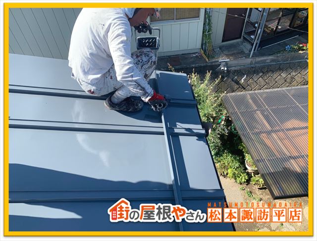 塩尻市倉庫屋根塗装　上塗り